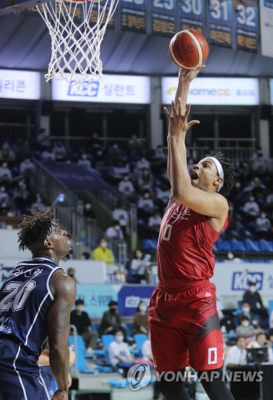 3일 오후 전주실내체육관에서 열린 2020-2021 KBL 플레이오프 챔피언결정 1차전 전주 KCC와 안양 KGC의 경기. KGC 제러드 설린저가 슛을 하고 있다.[전주=연합뉴스]