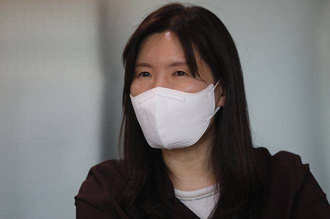 ▲ 김아미 시청자미디어재단 정책연구팀장이 지난달 26일 서울 광화문 한 모임공간에서 어린이와 미디어를 주제로 미디어오늘이 진행하는 대담에서 발언하고 있다. 사진=금준경 기자