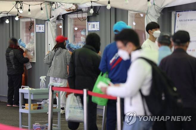 코로나19 검사 대기줄 (서울=연합뉴스) 임화영 기자 = 신종 코로나바이러스 감염증(코로나19) 신규 확진자가 606명 발생한 지난 2일 오전 서울역광장에 마련된 임시선별진료소에서 시민들이 검사를 받기 위해 줄을 서 있다.  hwayoung7@yna.co.kr