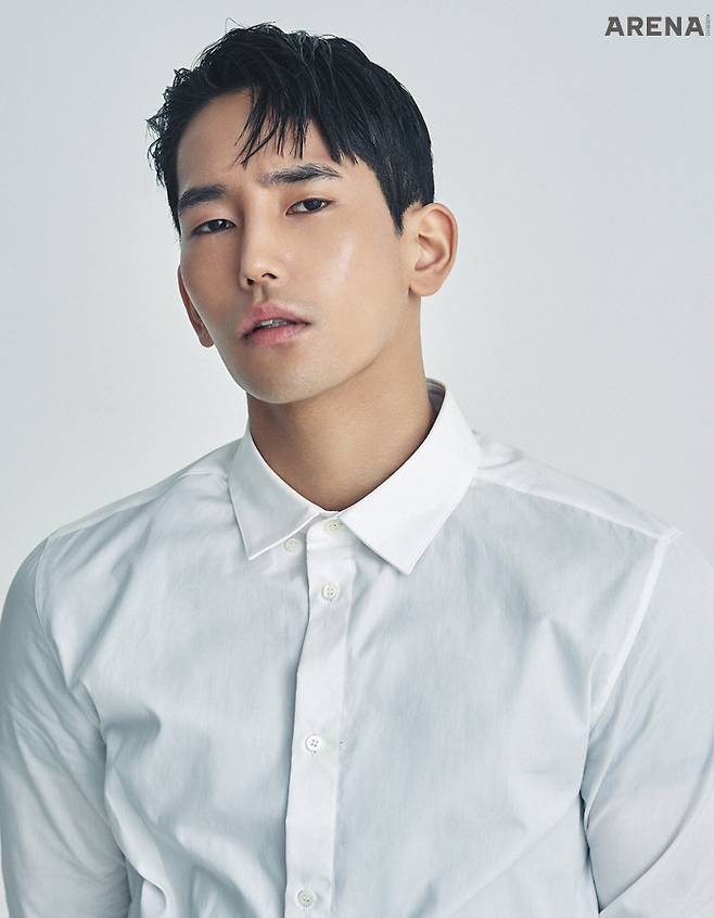 흰색 셔츠·회색 팬츠 모두 코스 제품.