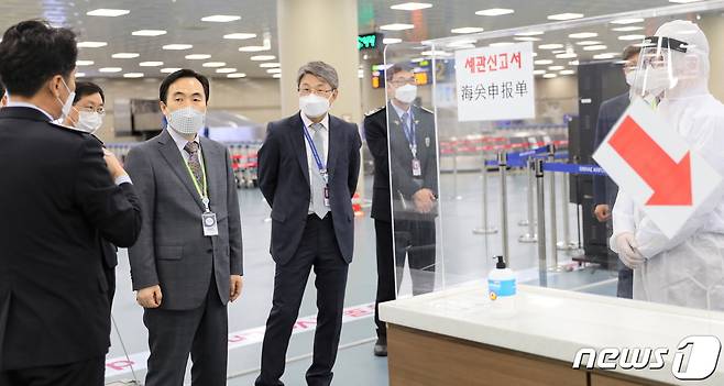 김재일 부산본부세관장(왼쪽 두번째)은 김해국제공항 입국장 현장을 점검하고 있다(부산본부세관제공)© 뉴스1