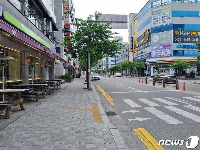 4일 강원 강릉지역 최대 상권인 교동 일대가 한산한 모습을 보이고 있다. 이날 강릉에서는 외국인 근로자 43명이 무더기로 코로나19 확진 판정을 받았다.2021.5.4./뉴스1