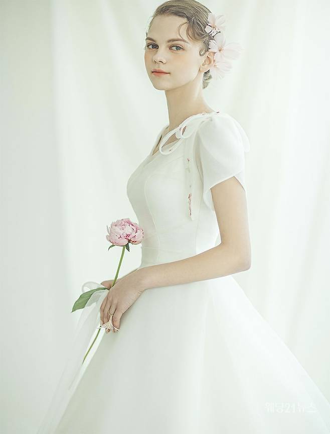 사진 : 웨딩드레스 레이첼웨딩,&nbsp;포토그래퍼 유창환(앤유스튜디오),&nbsp;모델 데이만테,&nbsp;헤어 설영 메이크업 양경(설영웨딩),&nbsp;제품협찬 로제블랑,&nbsp;플라워 배혜민(화연당플라워)