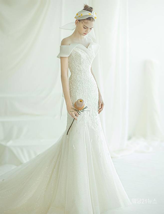 사진 : 웨딩드레스 레이첼웨딩,&nbsp;포토그래퍼 유창환(앤유스튜디오),&nbsp;모델 데이만테,&nbsp;헤어 설영 메이크업 양경(설영웨딩),&nbsp;제품협찬 로제블랑,&nbsp;플라워 배혜민(화연당플라워)