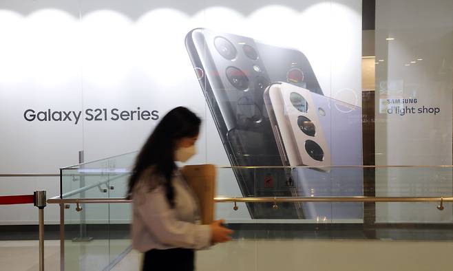 서울 서초동 삼성딜라이트 주변 광고물. / 연합뉴스