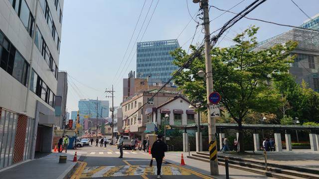 서울 영등포구 타임스퀘어 지하 2층에 위치한 독도전시관 확장이전 예정지를 찾아가는 길. 타임스퀘어 건물 간판 앞으로 집장촌이 늘어서 있다. 이유지 기자