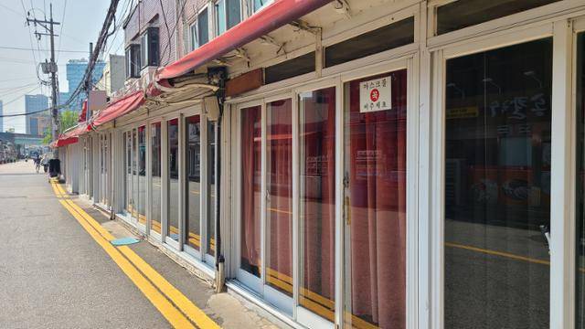 서울 영등포구 타임스퀘어 지하 2층에 위치한 독도전시관 확장이전 예정지를 찾아가는 길. 타임스퀘어 건물 간판 앞으로 집장촌이 늘어서 있다. 이유지 기자