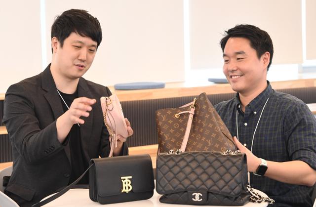 트렌비의 박경훈(왼쪽) 대표와 이종현 부대표가 판매하는 명품 가방들을 살펴보고 있다. 배우한 기자