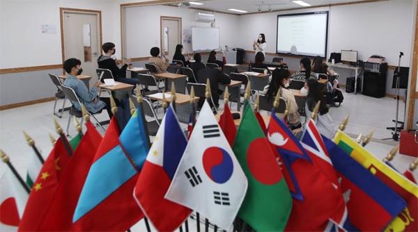 지난 3일 경기도 고양시 다문화대안학교에서 다문화가정 2세들이 음악 수업을 듣고 있다. [한주형 기자]