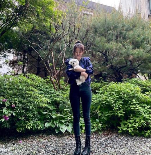 Seohyun wrote new beginning on his Instagram on the 3rd and posted several photos.Seohyun, surrounded by trees, looks happy with his dog in his arms, especially the long legs that he coordinates with Walker in skinny jeans.Girls Generation member Sunny was surprised by the comment, Is it just a bridge?Seohyun is currently filming the Netflix film Moralsense (Gase).copyright holder c