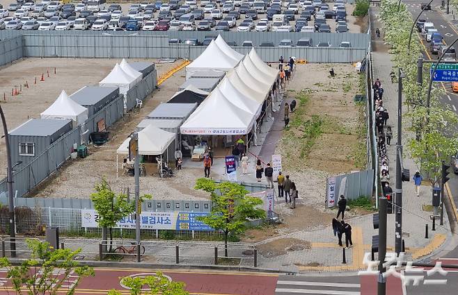 코로나19 임시선별검사소에서 시민들이 검사를 받기 위해 줄을 서 있다. 박종민 기자