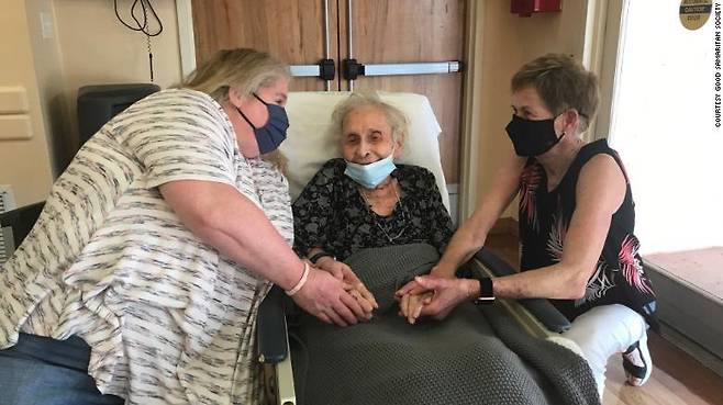 美 요양원 102세 할머니, 백신 접종 마친 가족과 2년 만에 재회