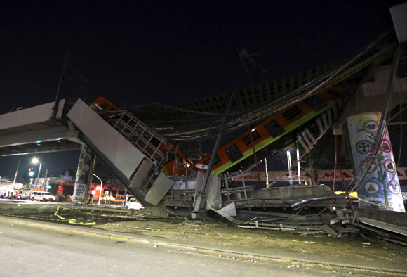 멕시코 현지시간으로 3일 오후 멕시코의 수도 멕시코시티의 철교가 붕괴해 열차가 추락하는 사고가 발생하면서 최소 13명이 숨지고 70여 명이 부상을 당했다. 사진=AP 연합뉴스