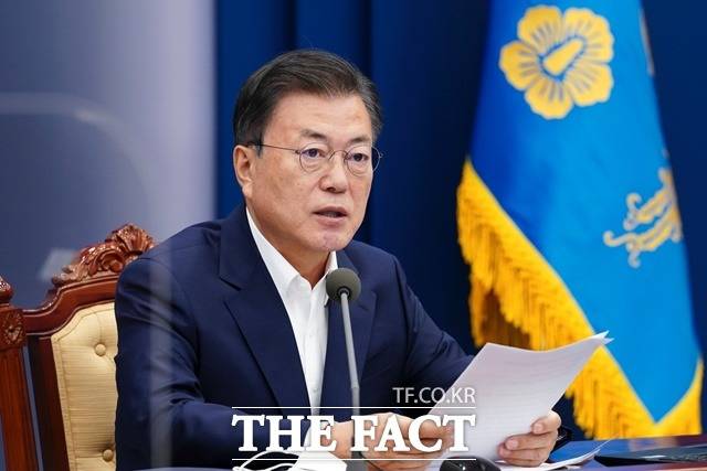 문재인 대통령이 2년 전 대리인을 통해 '모욕죄'로 고소한 30대 남성이 오랜 경찰 수사 끝에 최근 '기소' 의견으로 검찰에 송치된 것을 두고 비판 여론이 높아지자 "처벌의사를 철회한다"고 밝혔다. /청와대 제공