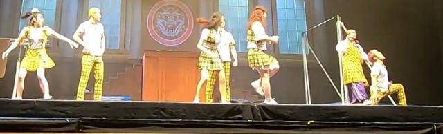 뮤지컬 '인피니티 플라잉'의 여주인공(오른쪽 두 번째)이 뚱뚱한 치어리더로 분장한 채 연기하고 있다. 함께 연기하는 남성 등장인물이 여주인공을 들다가 그의 무게를 못 이겨 쓰러지고 있는 장면. 유튜브 채널 '모래성tv' 캡처