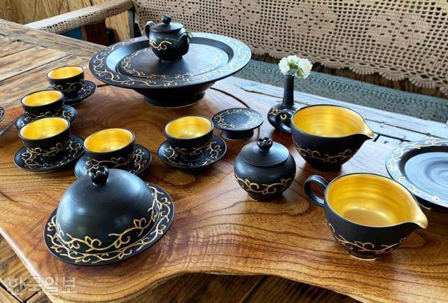 몽탄면 식영정 인근 '도예공방 아트몽'의 도자기 작품. 50~60개의 도기 생산 업체가 있는 무안은 분청사기의 본거지라 자부한다.