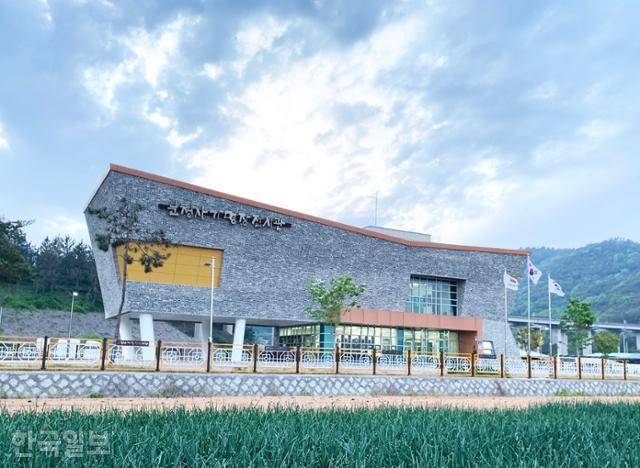 몽탄면의 분청사기 명장 전시관. 김옥수 분청사기 명장의 작품을 전시하고 있다.