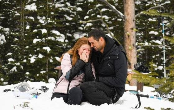 제니퍼가 나세르로부터 청혼을 받은 뒤 기뻐하고 있다. 제니퍼의 손에는 청혼 반지가 있다. [제니퍼 인스타그램 캡처]