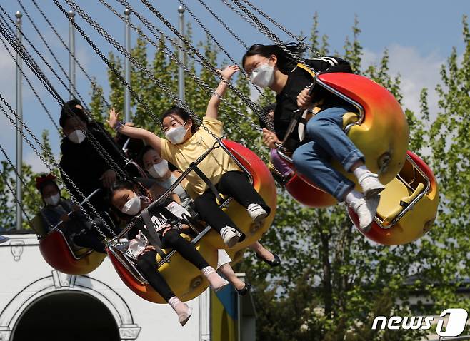 어린이날을 앞둔 지난 2일 서울 광진구 어린이대공원 놀이동산을 찾은 시민들이 놀이기구를 타며 즐거운시간을 보내고 있다/사진제공=뉴스1