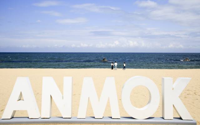 10년 넘게 '커피 성지' 지위를 유지하고 있는 강릉 안목해변. 푸른 바다를 배경 삼아 마시는 커피 맛이 일품이다. 사진은 안목해변 영문 조형물.