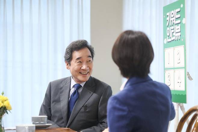 유튜브 '이낙연 TV' 대담 중인 이낙연 전 더불어민주당 대표. [이낙연 의원실 제공]