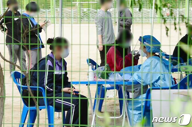 6일 오후 광주 광산구 성덕고등학교에 설치된 임시 선별진료소에서 광산구 주민들이 신종 코로나바이러스 감염증(코로나19) 진단검사를 받고 있다.© News1 정다움 기자