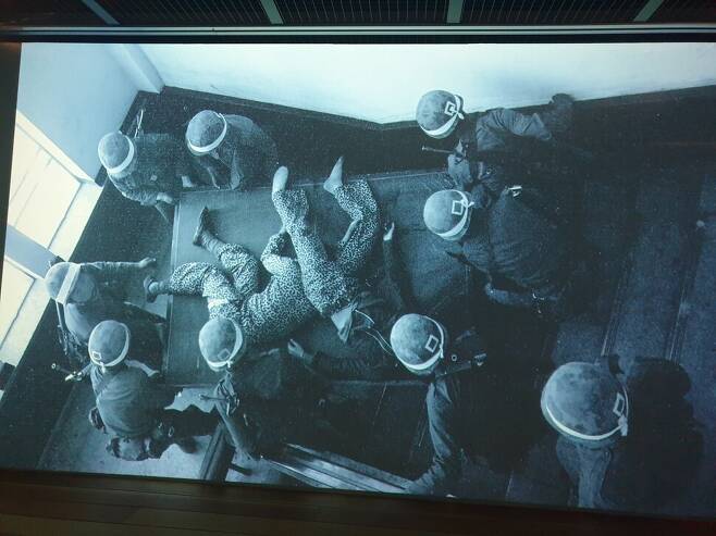 1980년 5월27일 옛 전남도청 진압작전을 끝낸 계엄군이 시민군 희생자 주검을 바깥으로 옮기고 있다.김용희 기자 kimyh@hani.co.kr
