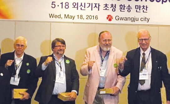 2016년 5월 노먼 소프(왼쪽 첫째) 기자가 광주에 방문해 외신기자 만찬에 참석하고 있다.