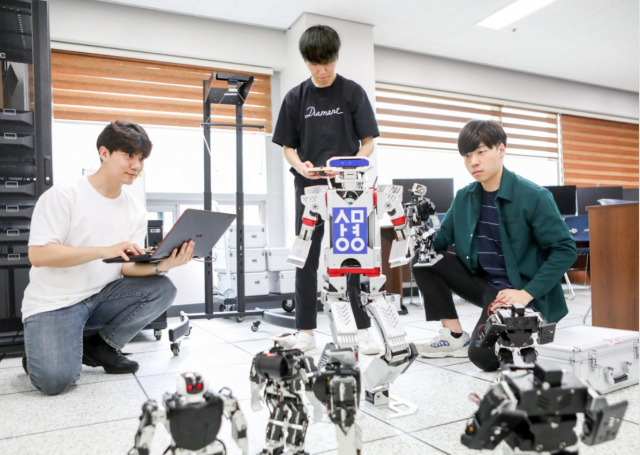 상명대학교 학생들이 로봇 과정 실습을 하고 있다. [사진=상명대]
