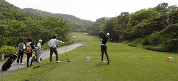 6일부터 나흘간 열리는 제40회 GS칼텍스 매경오픈 1라운드에서 박승이 드라이버샷을 날린 뒤 공을 바라보고 있다. 첫날 선두권에 오른 이태희가 우승하면 국내 남자골프 사상 여섯 번째로 단일 대회 3연패를 달성하게 된다. [성남 = 이승환 기자]