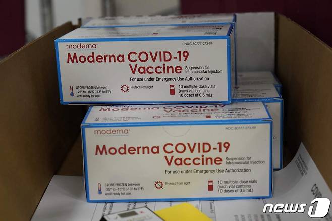 (올리브 브랜치 AFP=뉴스1) 우동명 기자 = 20일(현지시간) 미시시피주 올리브 브랜치에 있는 의약품 유통업체 매케슨에서 근로자들이 모더나의 코로나19 백신 포장작업를 하고 있다. (C) AFP=뉴스1