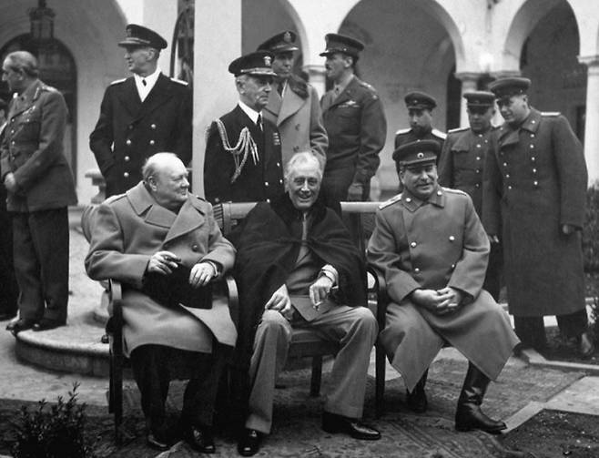 제2차 세계대전 말기인 1945년 2월 얄타회담에서 만난 3대 연합국 영수들. 앞줄 왼쪽부터 영국의 윈스턴 처칠, 미국의 프랭클린 루스벨트, 소련의 이오시프 스탈린. 2차대전 발발 당시만&nbsp;해도 유럽의 2류국가였던 소련은 스탈린의 영도 아래 전승국이 되면서&nbsp;미국, 영국과 어깨를 나란히 하는 초강대국으로 급부상했다.&nbsp;세계일보 자료사진