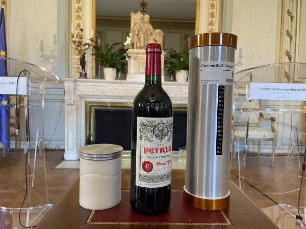 국제우주정거장(ISS)에서 약 14개월간 숙성된 뒤 지구로 돌아온 프랑스 메를로 품종의 와인 ‘샤토 페르뤼스 2000’