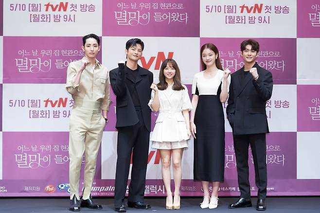 ▲ 배우 이수혁, 서인국, 박보영, 신도현, 강태오(왼쪽부터)가 tvN 새 드라마 '어느 날 우리 집 현관으로 멸망이 들어왔다' 제작발표회에서 포즈를 취하고 있다. 제공ㅣtvN