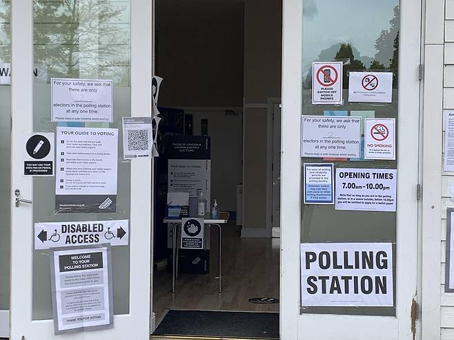 영국 지방선거 투표소 (런던=연합뉴스) 최윤정 특파원 = 영국 지방선거가 개최되는 6일(현지시간) 투표소가 운영되고 있다.2021.5.6.