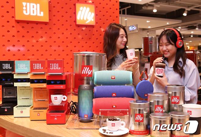 6일 오전 현대시티몰 가든파이브점 'M cafe (illy&JBL cafe)' 매장에서 고객들이 'JBL' 스피커를 통해 음악을 들으며 '일리' 커피를 즐기고 있다. (현대백화점 제공) 2017.7.6/뉴스1