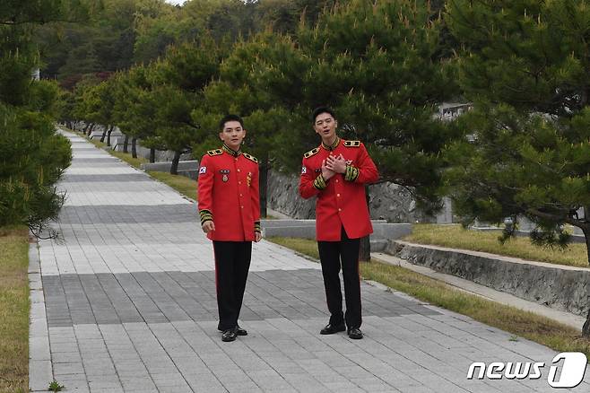 국방부 근무지원단 군악대대 소속 육성재 상병(오른쪽·그룹 '비투비' 멤버)과 유창현 일병(리키·그룹 '틴탑' 멤버 (국립서울현충원 제공)© 뉴스1