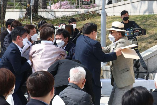 지난 4월 11일 오전 서울 용산구 백범김구기념관 야외광장에서 열린 제102주년 대한민국임시정부 수립 기념식에서 관계자들이 김원웅 광복회장(왼쪽 한복)의 멱살을 잡은 독립지사 유족인 김임용씨(오른쪽 선글라스)를 제지하고 있다. /연합뉴스