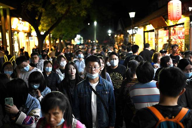 <YONHAP PHOTO-0174> 중국 노동절 연휴 나들이 인파 몰린 베이징 전통골목       (베이징 AFP=연합뉴스) 중국 노동절 황금연휴(5월 1∼5일) 기간 중인 3일 베이징의 대표적 후퉁(胡同. 전통골목)인 난뤄구샹이 나들이 인파로 붐비고 있다.     leekm@yna.co.kr/2021-05-04 08:51:16/ <저작권자 ⓒ 1980-2021 ㈜연합뉴스. 무단 전재 재배포 금지.>