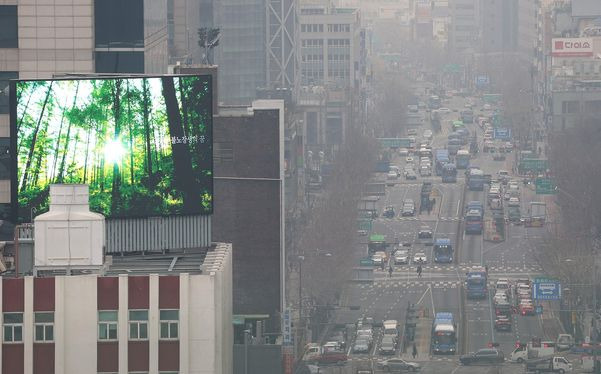 미세먼지로 뿌옇게 변한 서울 도심. /연합뉴스