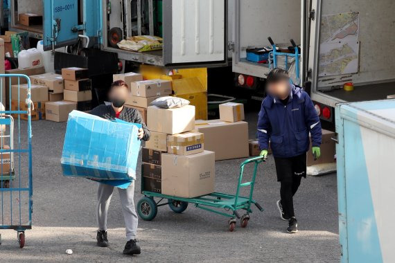 지난 6일 오전 서울 한 택배사 물류센터에서 택배 노동자들이 분류 및 상차 작업을 하고 있다. 뉴시스 제공.