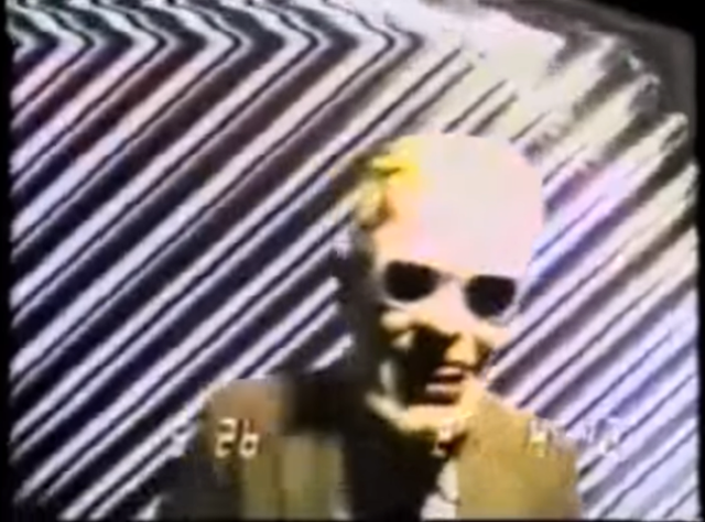 1987년 11월 22일 오후 9시 14분 미국 시카고의 WGN방송 뉴스 도중 전파가 납치된 뒤 '맥스 헤드룸' 가면을 쓴 범인이 화면에 등장했다. 유튜브 캡처