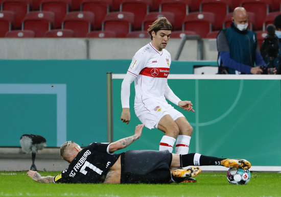슈투트가르트 보르나 소사(흰색 유니폼)이 지난해 12월 24일(한국시각) 프라이부르크와의 독일축구협회컵(DFB포칼) 2라운드 홈경기에서 돌파를 시도하고 있다. /사진=로이터