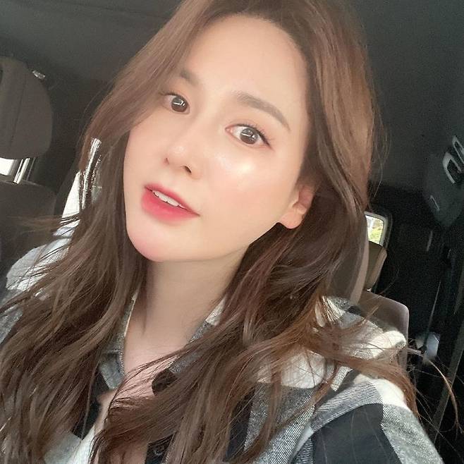 Lee Hee-won, a former Miss Korea, has revealed her daily life.On May 7, Lee Hee-won wrote on his instagram: I thought summer would come, but why am I cold?There is enough proper provision. Lee Hee-won in the public photo boasts clear skin and pure beauty.Lee Hee-wons elegant features and bright atmosphere catch the eye.The netizens who watched the photos responded that they were too beautiful, daily pictures and life shots even if they were just taken.Meanwhile, Lee Hee-won, a Miss Korea FILA in 1999, marriages soccer player Ahn Jung-hwan in 2001.Later, she gave birth to daughters An Ri-won (2004) and Son An Ri-hwan (2008) and often appeared on the air with her family.Lee Hee-won, who lived with Sonny Rihwan, studying in Singapore, returned home in March.