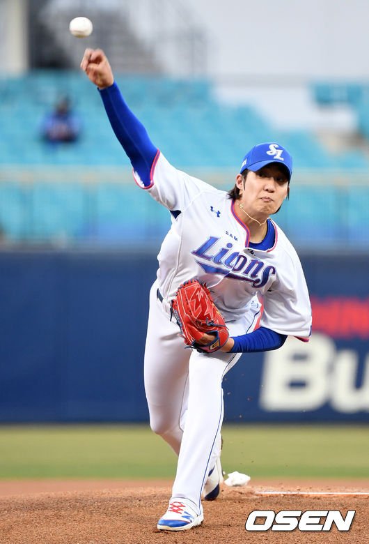 [OSEN=대구, 이대선 기자] 13일 대구 삼성라이온즈파크에서 ’2021 신한은행 SOL KBO 리그' 삼성 라이온즈와 한화 이글스의 경기가 열렸다.1회초 무사에서 삼성 선발투수 원태인이 역투하고 있다. /sunday@osen.co.kr