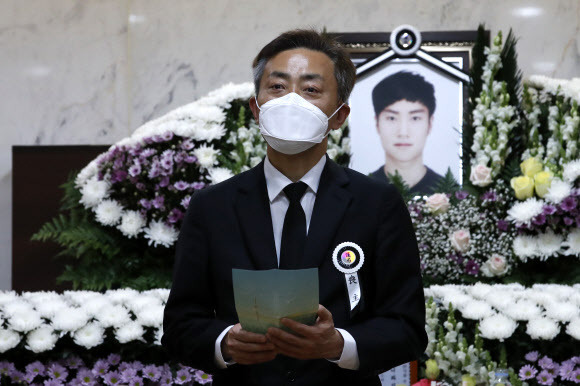 지난 5일 오전 서울 서초구 서울성모병원에서 고(故) 손정민씨의 발인을 앞두고 아버지 손현씨가 아들에게 보내는 편지를 낭독하다 눈시울을 붉히고 있다. 뉴스1