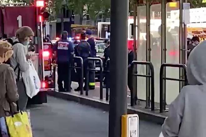각각 85세, 60대로 알려진 아시아계 여성 2명은 4일 오후 5시 경, 샌프란시스코 시내 중심가의 버스 정류장에 앉아 버스를 기다리다가 50대 남성으로부터 흉기 공격을 받아 크게 다쳤다. 사진은 사건이 벌어진 당시 현장의 모습