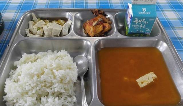 지난 2019년 한 온라인 커뮤니티에 올라온 부대 급식 식단 사진. 건더기가 부실하고 맛이 없어 이른바 '똥국'으로 불리는 군 부대의 된장국이 식판에 담겨져 있다. /사진출처=온라인커뮤니티
