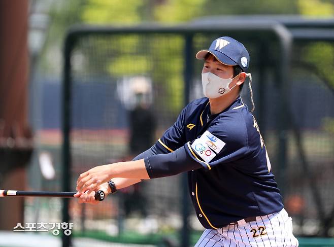 독립야구단 경기도리그 시흥시 울브스 진야곱 감독이 지난 3일 오후 경기 광주시 곤지암의 팀업캠퍼스 1야구장에서 열린 경기에 앞선 훈련에서 펑고를 쳐주고 있다. 광주|정지윤 선임기자