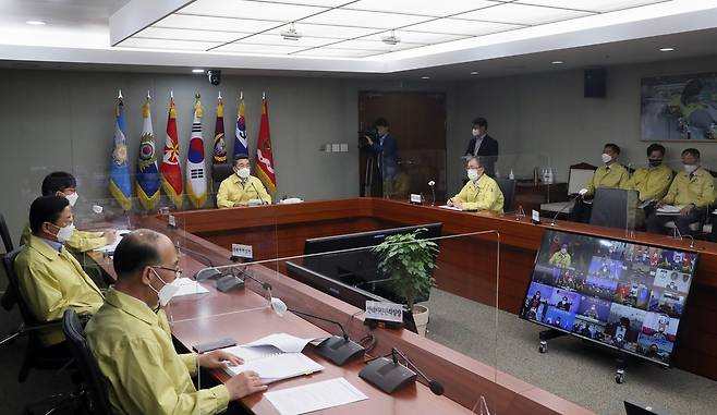 '격리장병 생활여건 보장' 전군주요지휘관 회의 개최 (서울=연합뉴스) 서욱 국방부 장관이 7일 오전 서울 용산구 국방부에서 '격리장병 생활여건 보장'을 위한 제11차 전군 주요지휘관 회의를 열고 대책을 논의하고 있다. 차관을 비롯한 국방부 주요 직위자가 참석한 가운데 합참의장을 비롯한 군 부대 지휘관 180여명이 화상으로 참여했다. 2021.5.7 [국방일보 제공, 재판매 및 DB 금지]